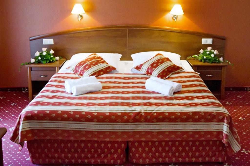 Hotel Novum & Spa Неполомице Екстериор снимка