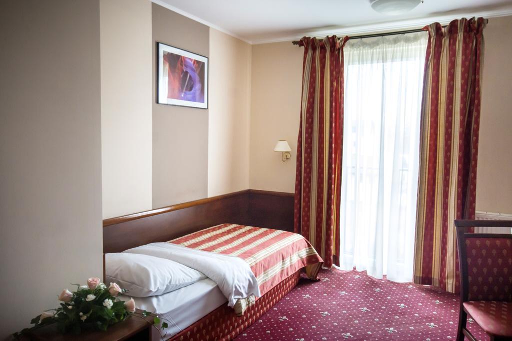 Hotel Novum & Spa Неполомице Екстериор снимка