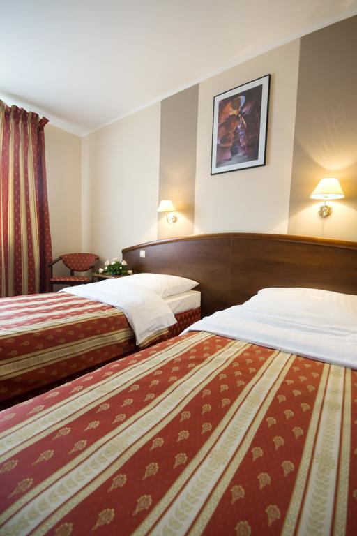 Hotel Novum & Spa Неполомице Екстериор снимка