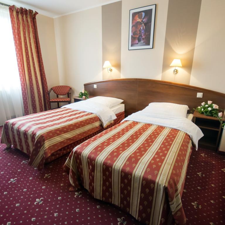 Hotel Novum & Spa Неполомице Екстериор снимка