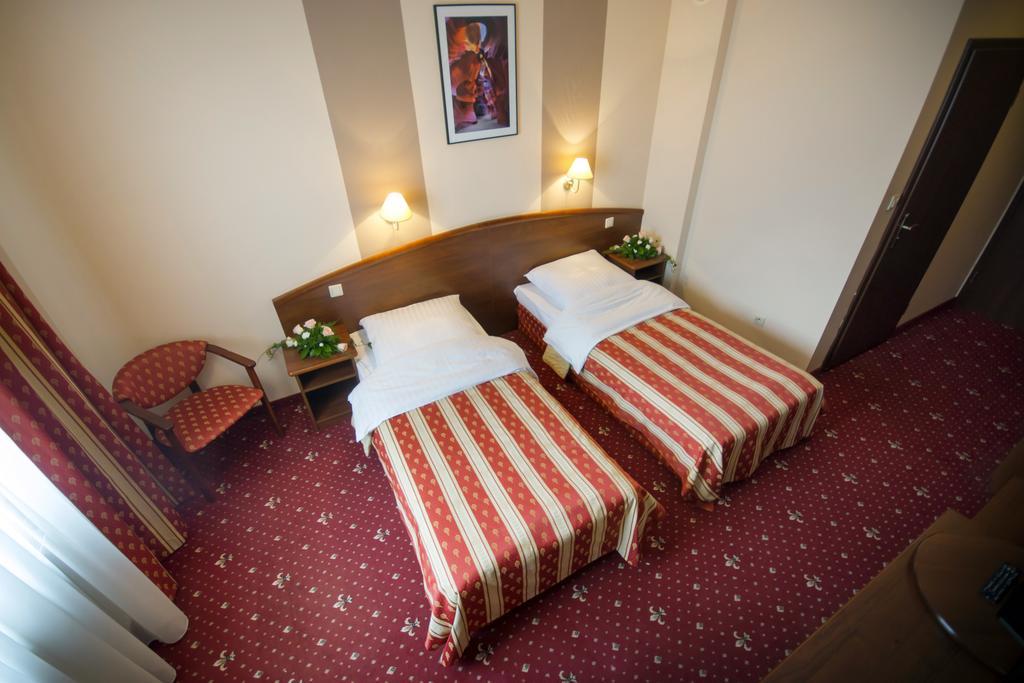 Hotel Novum & Spa Неполомице Екстериор снимка