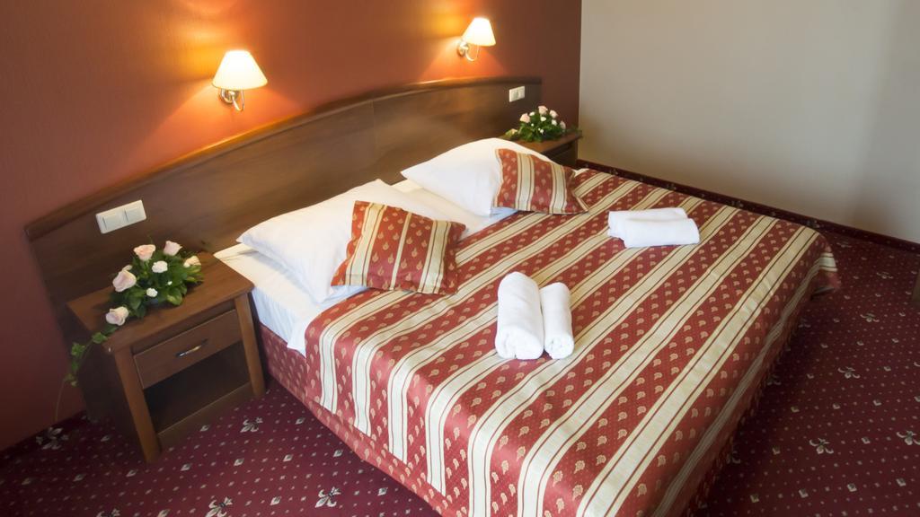Hotel Novum & Spa Неполомице Екстериор снимка