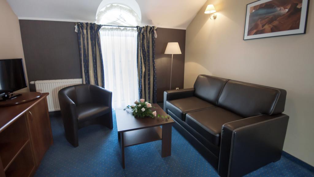 Hotel Novum & Spa Неполомице Екстериор снимка