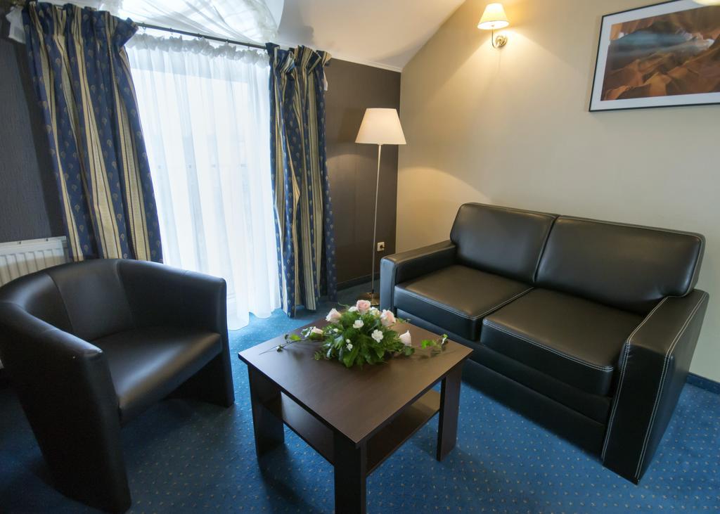 Hotel Novum & Spa Неполомице Екстериор снимка