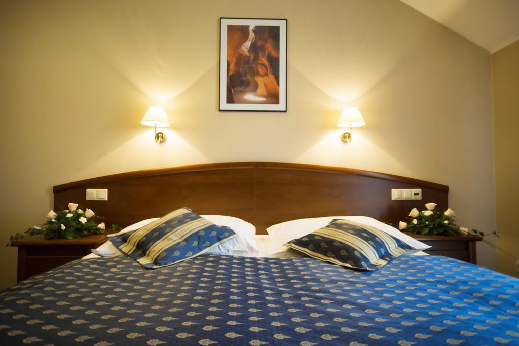 Hotel Novum & Spa Неполомице Екстериор снимка