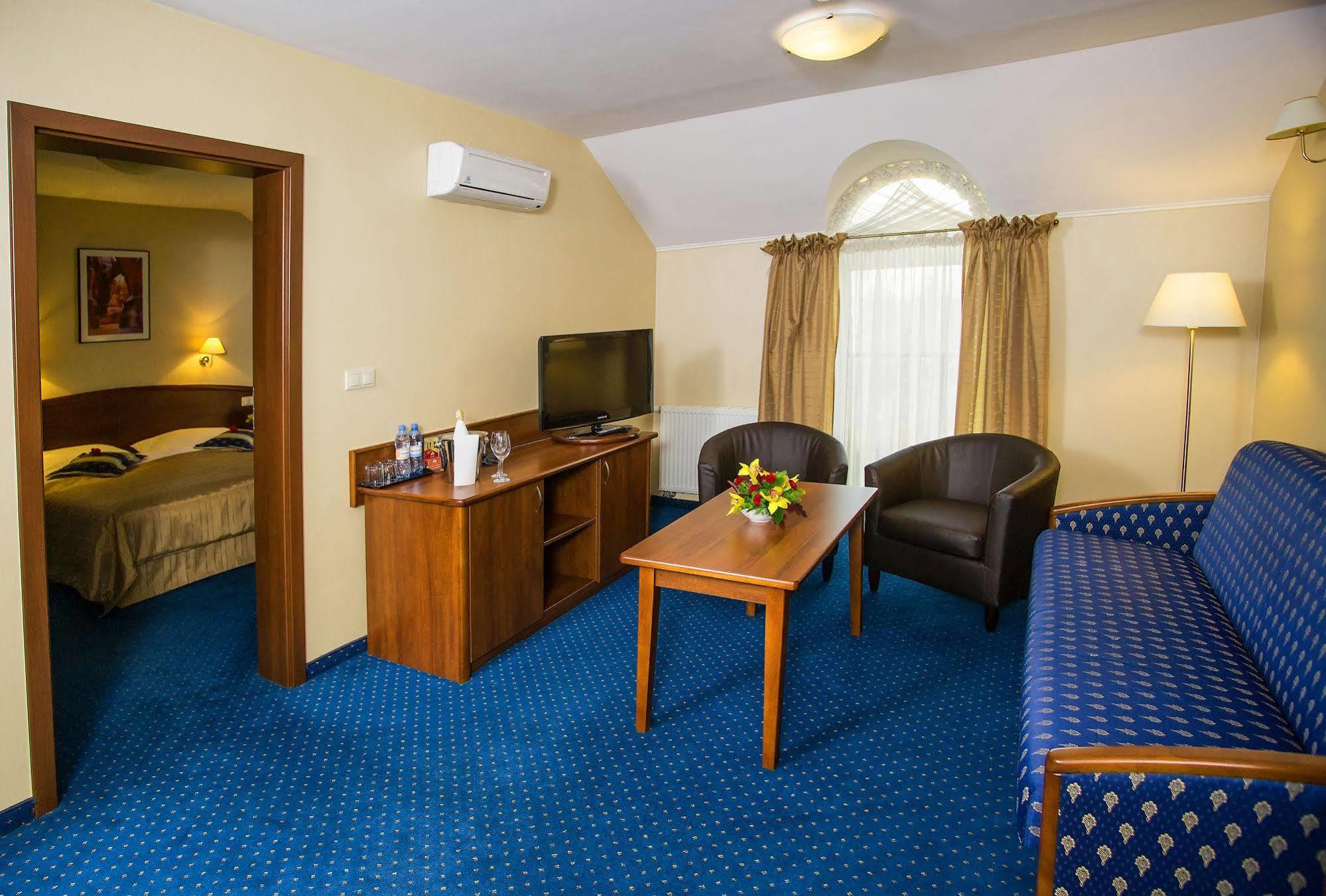 Hotel Novum & Spa Неполомице Екстериор снимка
