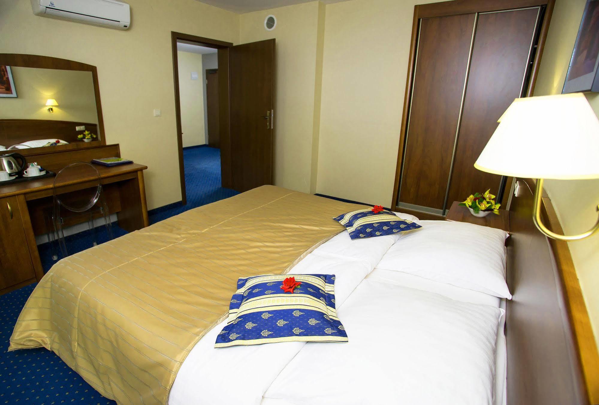 Hotel Novum & Spa Неполомице Екстериор снимка